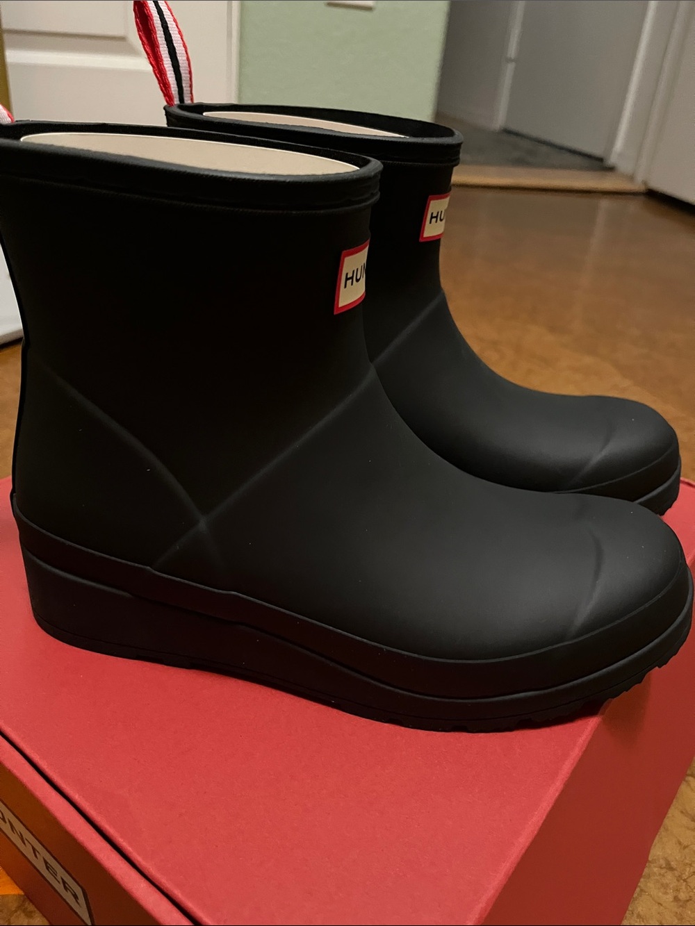 Hunter Black Play Short Rain Boots with Red-Trim Logo size US6 - Picture 2 of 8